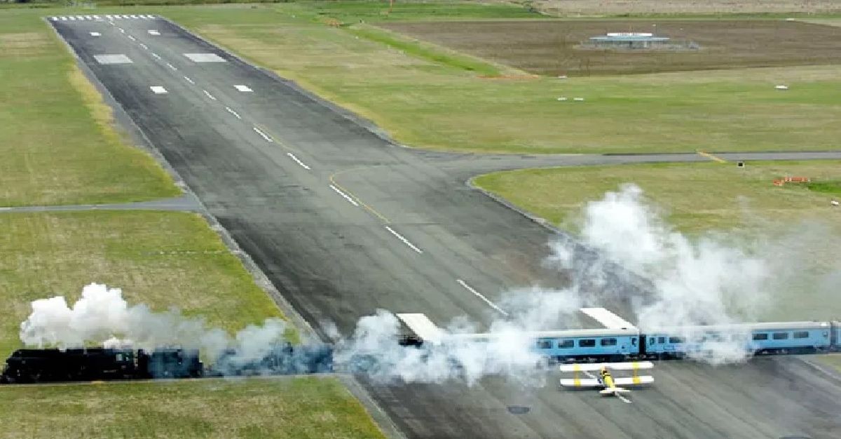 En Gisborne, en la Isla Norte de Nueva Zelanda, se encuentra el único aeropuerto del mundo cuya pista de aterrizaje es atravesada por una vía de ferrocarril y se logran imágenes como esta. En Gisborne, en la Isla Norte de Nueva Zelanda, se encuentra el único aeropuerto del mundo cuya pista de aterrizaje es atravesada por una vía de ferrocarril y se logran imágenes como esta.
