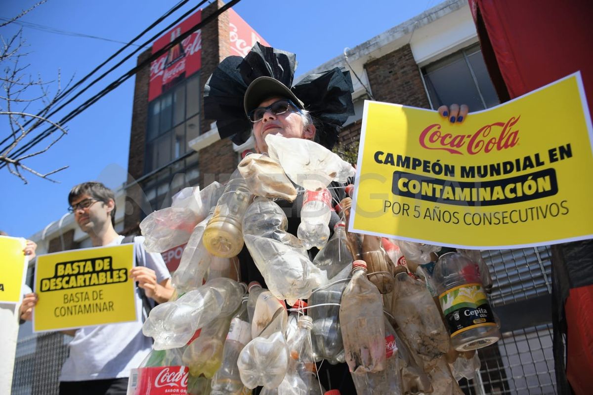 Los ambientalistas llevaron las botellas plásticas que encontraron en la costa del río a la distribuidora de Coca-Cola.