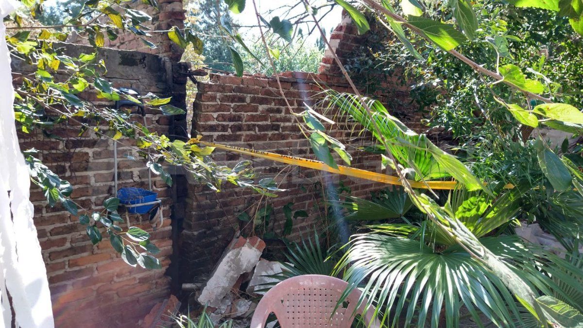 El muro de la vivienda que habitan Alicia y Marí cedió, además de otros daños que se registraron en la casa.