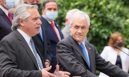 Alberto Fernández manifestó en Chile que no era solo una consigna política, era lo que más convenía, vislumbrando lo que iba a ser la globalización 40 años después. Alberto Fernández manifestó en Chile que no era solo una consigna política, era lo que más convenía, vislumbrando lo que iba a ser la globalización 40 años después.