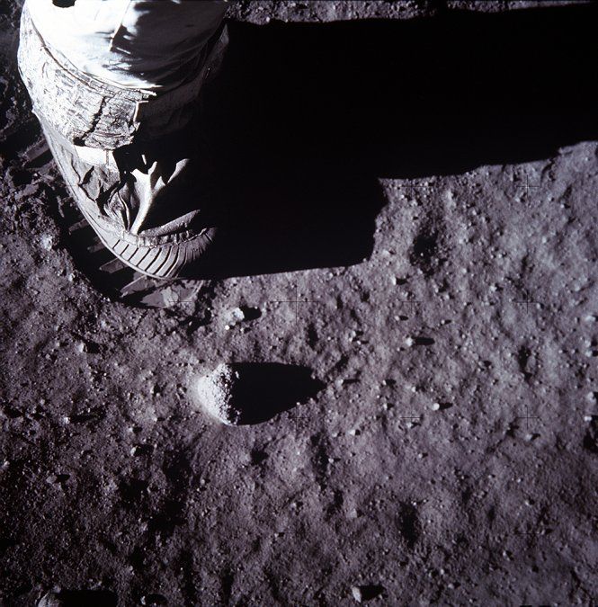 Imagen original del archivo de la Nasa. La bota de Buzz Aldrin en la Luna, cuando la pisó por primera vez, luego de Armstrong.