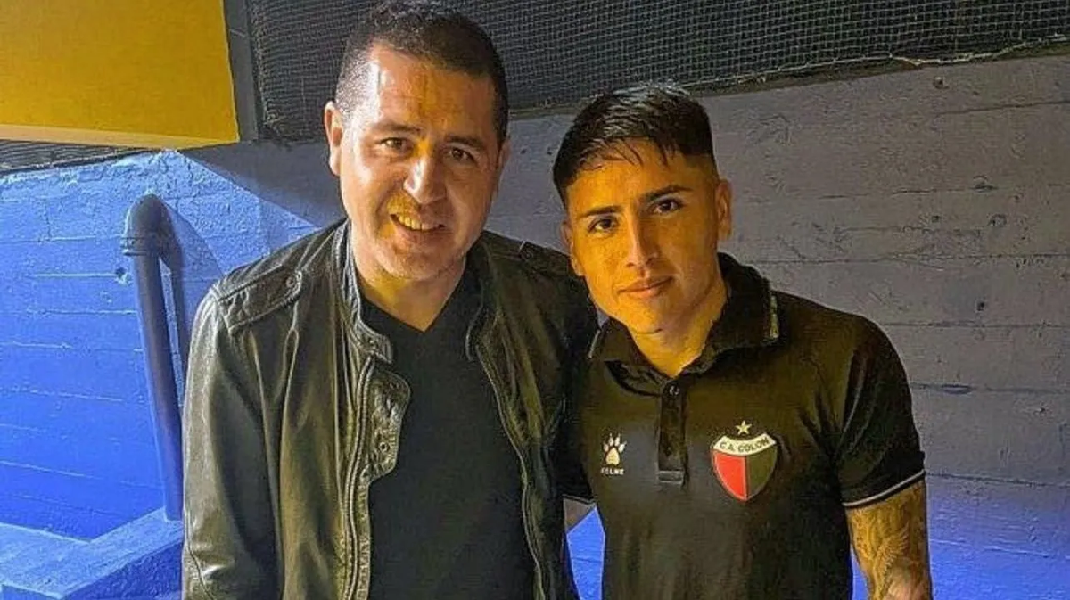 El día en que Juan Román Riquelme y Facundo Farías se conocieron por primera vez y el delantero de Colón se llevó una foto con el ídolo de Boca.