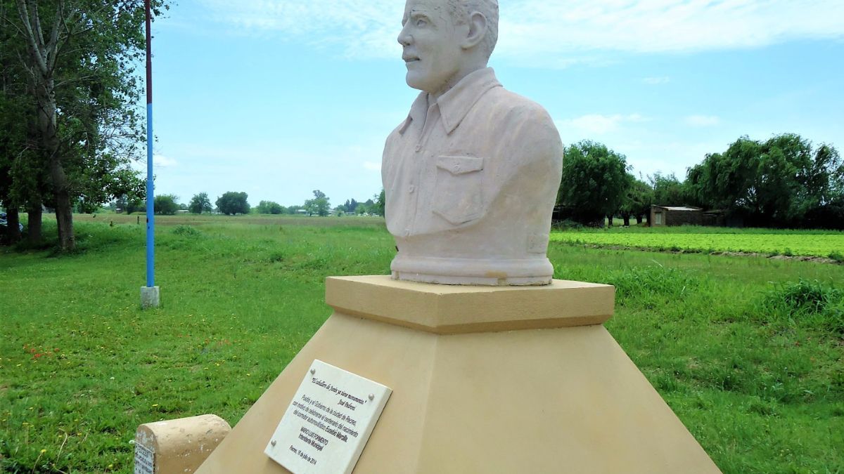 El reconocido poeta galvense (radicado en Esperanza) José Pedroni, le dedicó un emotivo poema, cuya última estrofa figura en el busto (obra donada por el escultor ítalo-esperancino Luigi Lorenzón), que se inauguró el 16 de julio de 2014 (cuando el piloto hubiera cumplido 100 años), en proximidades del lugar de su muerte, que dice: “El caballero de Junín ya tiene monumento”. El reconocido poeta galvense (radicado en Esperanza) José Pedroni, le dedicó un emotivo poema, cuya última estrofa figura en el busto (obra donada por el escultor ítalo-esperancino Luigi Lorenzón), que se inauguró el 16 de julio de 2014 (cuando el piloto hubiera cumplido 100 años), en proximidades del lugar de su muerte, que dice: “El caballero de Junín ya tiene monumento”.