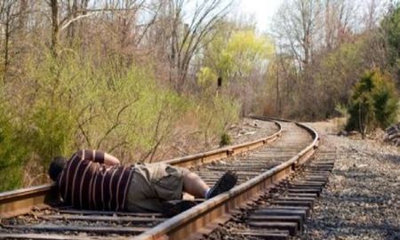 Salió borracho de una fiesta, se acostó sobre las vías del tren y despertó con los pies amputados Salió borracho de una fiesta, se acostó sobre las vías del tren y despertó con los pies amputados