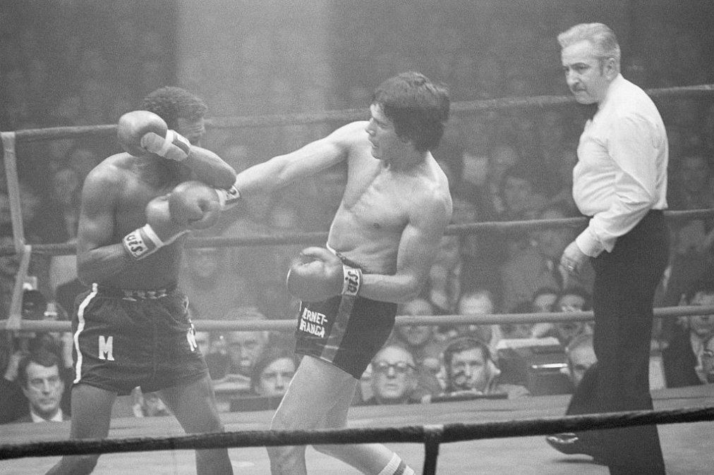 A partir del 5º round, Escopeta apretó el acelerador. Mantequilla comenzó a sangrar y, su rostro, evidenciaba la artillería pesada que el campeón mediano descargó sin piedad sobre él. Sólo el retador y su alma saben cómo se mantuvo de pie al final de ese round, porque sus piernas no obedecían lo que este les ordenaba.