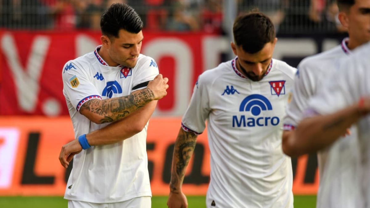 El plantel de Tigre jugó con una cinta de luto en su brazo en honor a Miguel Ángel Russo.
