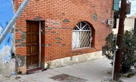 Un adolescente de 16 años se entregó en la comisaría de Comodoro Rivadavia acompañado por su hermano de 12, y dijo que instantes antes había apuñalado a su padre, Un adolescente de 16 años se entregó en la comisaría de Comodoro Rivadavia acompañado por su hermano de 12, y dijo que instantes antes había apuñalado a su padre,