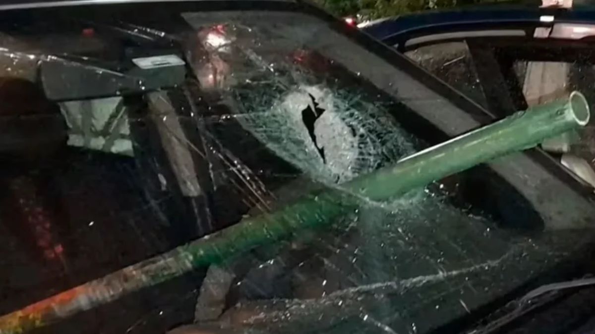 Le arrojaron un caño en el parabrisas