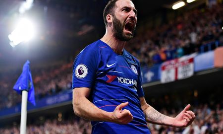 El Pipita Higuaín intrega junto con Hernán Crespo la lista de decepciones de la Premier League. El Pipita Higuaín intrega junto con Hernán Crespo la lista de decepciones de la Premier League.