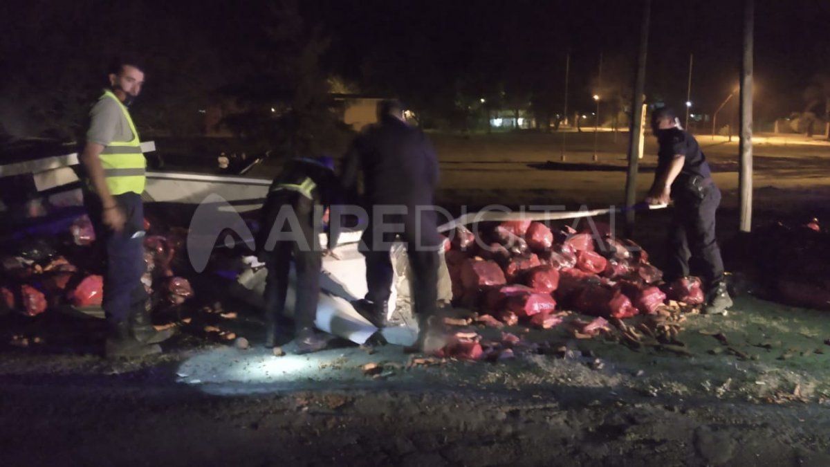 Personal policial y bomberos trabajaron hasta la madrugada a la altura del kilómetro 14 de la ruta provincial N°1