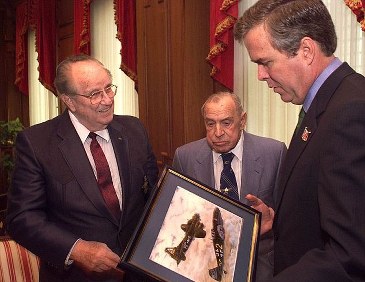 Brown (izquierda) vivía en Miami y, junto con Stigler, le entregaron a Jeb Bush, gobernador de Florida entre 1999 y 2007, una reproducción del incidente que protagonizaron en 1943.