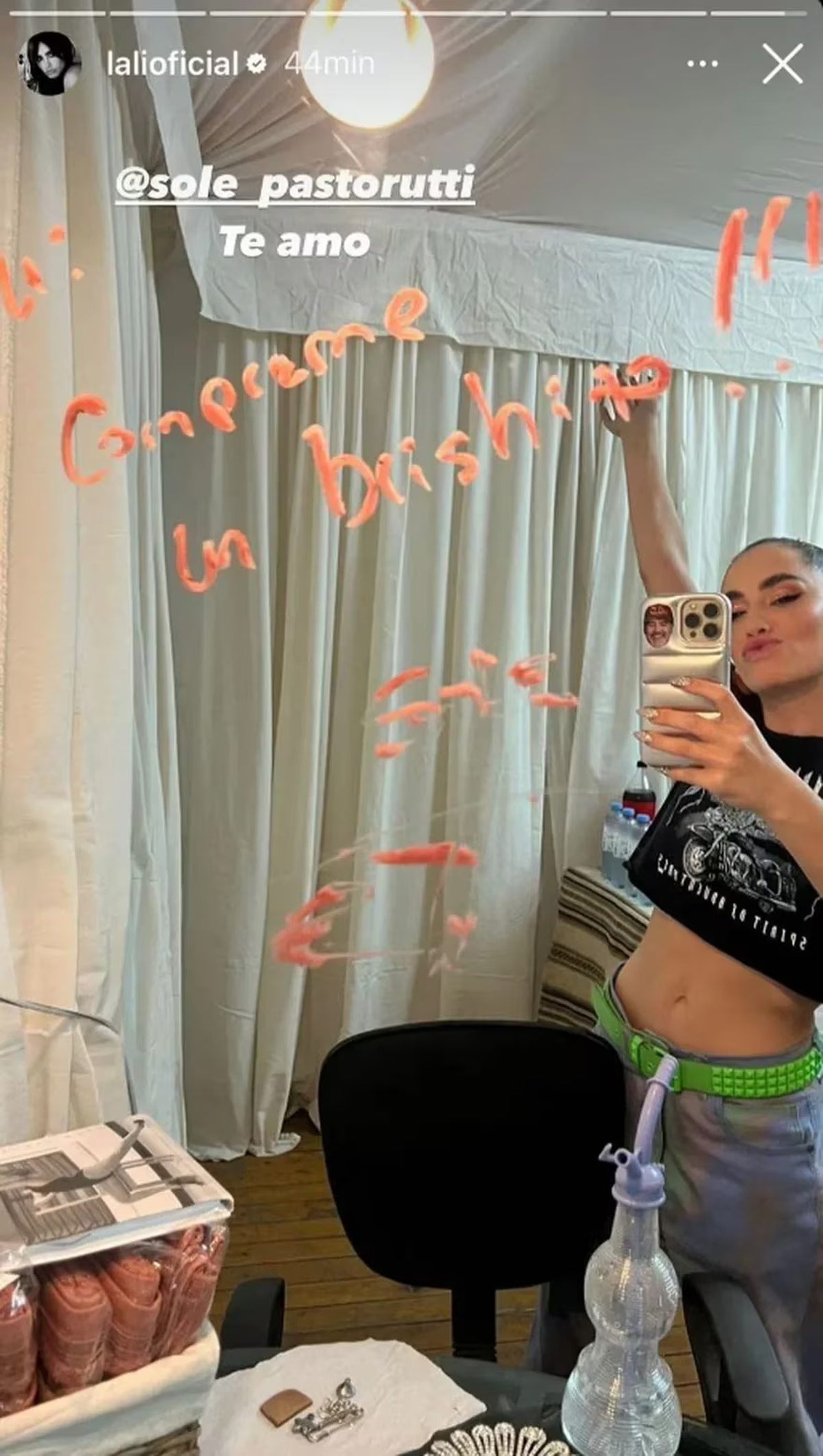 La repuesta de Lali tras haber encontrado el mensaje que le dejo Soledad Pastorutti en el espejo.