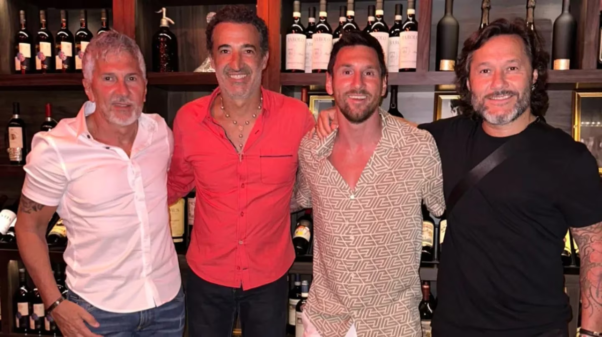 Lionel Messi fue a comer al restaurante de un argentino en Miami. Lionel Messi fue a comer al restaurante de un argentino en Miami.