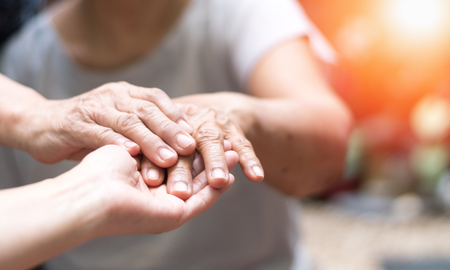 Con el tiempo, muchas personas con Parkinson necesitan asistencia para tareas básicas como alimentarse o higienizarse. Con el tiempo, muchas personas con Parkinson necesitan asistencia para tareas básicas como alimentarse o higienizarse.