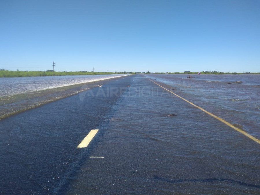 El Arroyo Colastiné desbordó Autopista y el tránsito permanece cortado