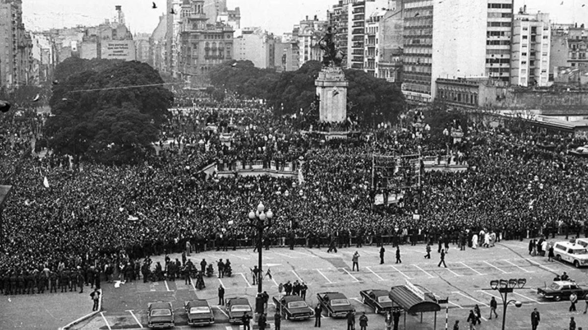 Las filas interminables de ciudadanos reflejaron el dolor colectivo durante los dieciséis días de velatorio de Eva Duarte de Perón. Las filas interminables de ciudadanos reflejaron el dolor colectivo durante los dieciséis días de velatorio de Eva Duarte de Perón.