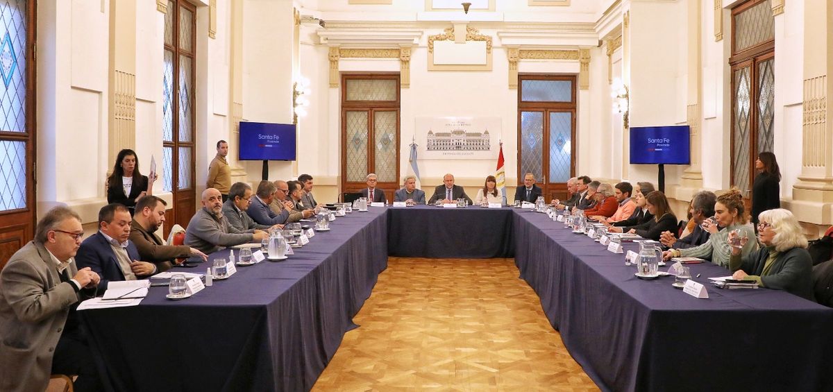 El miércoles en Casa de Gobierno, los legisladores se reunieron con Omar Perotti para conocer detalles del acuerdo con Nación por el pago de la deuda.