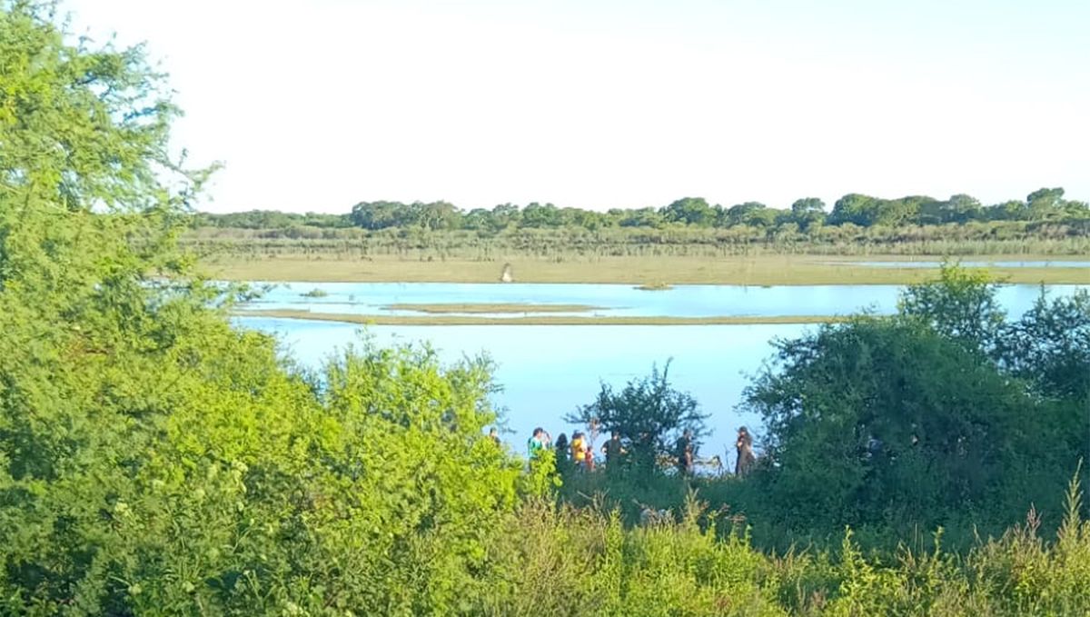Personal de la policía de Santa Fe trabaja en el lugar donde apareció el cuerpo