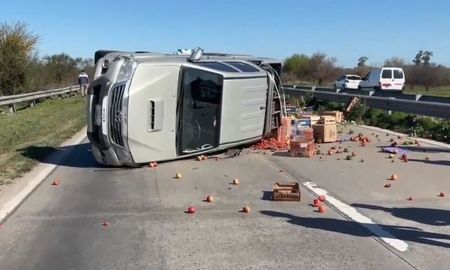 El vuelco de una camioneta en la Circunvalación Oeste de Santa Fe provocó un corte total en el tránsito hacia Recreo. El vuelco de una camioneta en la Circunvalación Oeste de Santa Fe provocó un corte total en el tránsito hacia Recreo.