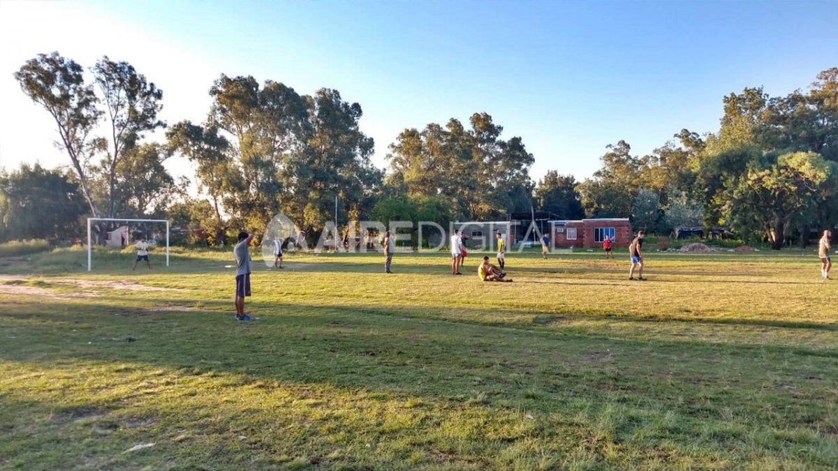 Vecinos de Varadero Sarsotti se juntaron para formar el club y sacar los chicos de la calle, piden donación de pelotas, conos, elementos para entrenar.
