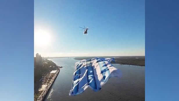 Una camiseta gigante de Messi sobrevoló Rosario tras la clasificación de Argentina a semifinales del Mundial 2026.