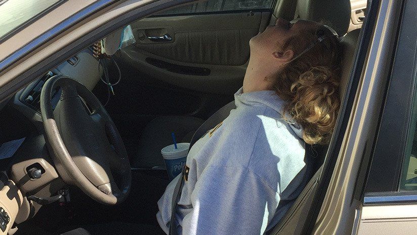 Fue viral su foto casi muerta al volante por sobredosis de heroína y así está tres años después