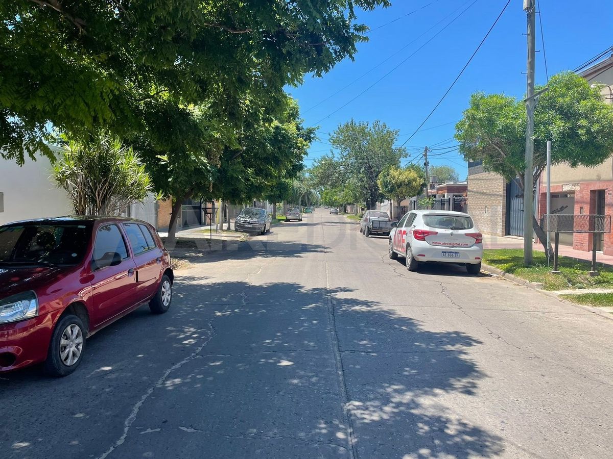 Se sospecha que los delincuentes son personas que viven en el barrio. Se sospecha que los delincuentes son personas que viven en el barrio.