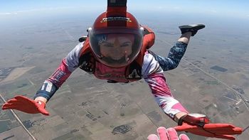 Betina Azugna nunca imaginó que terminaría convirtiéndose en una de las mujeres protagonistas del paracaidismo en Sudamérica. Betina Azugna nunca imaginó que terminaría convirtiéndose en una de las mujeres protagonistas del paracaidismo en Sudamérica.