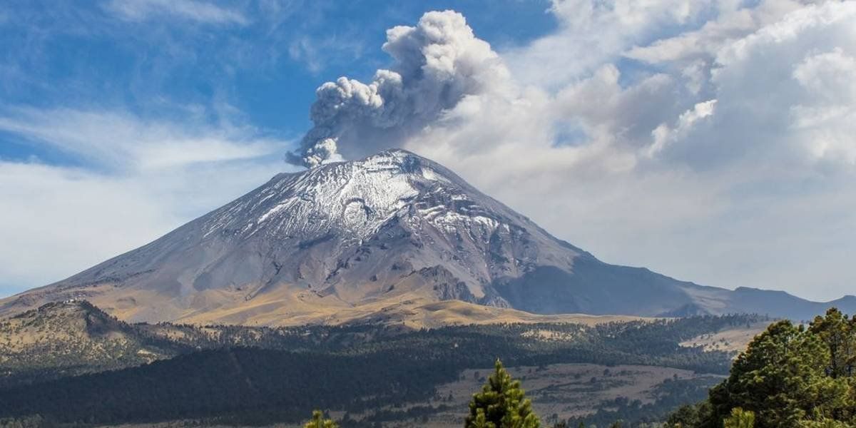 Video muestra la brutal explosión del volcán Popocatépetl en México