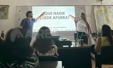 Los docentes contaron detalles del proyecto en la última edición de la Feria del Libro de Santa Fe. Los docentes contaron detalles del proyecto en la última edición de la Feria del Libro de Santa Fe.
