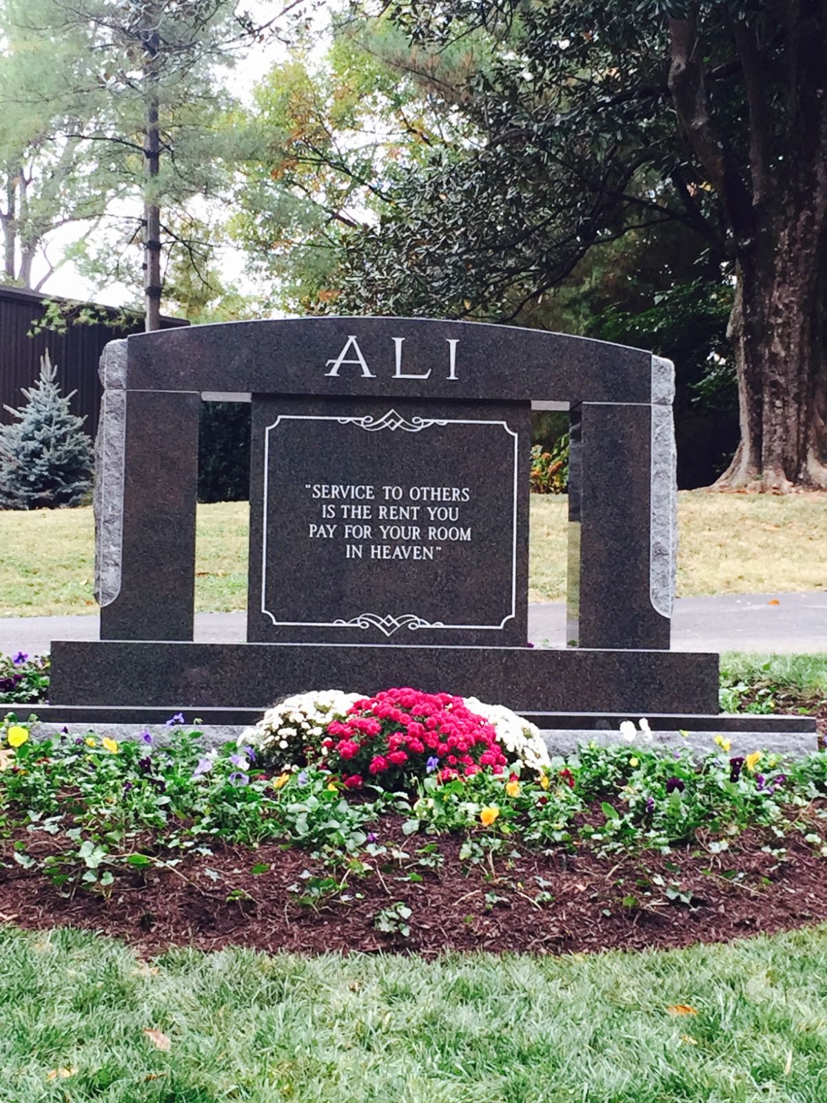 Los restos de Ali, quien falleció el viernes 3 de junio de 2016, a los 74 años, descansan en el Cave Hill Cemetery de Louisville, su ciudad natal y, en su lápida, se grabó una de sus más reconocidas frases: “Service to others is the rent you pay for your room in heaven” (“El servicio a los otros es la renta que pagás por tu habitación en el cielo”).