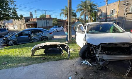 Así quedaron los vehículos tras el accidente en barrio Guadalupe.