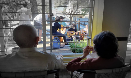 Estudiantes de música ofrecieron una serenata en una residencia para adultos mayores Estudiantes de música ofrecieron una serenata en una residencia para adultos mayores