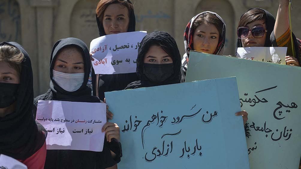 Los talibanes comenzaron a usar la fuerza contra las mujeres que organizaron la protesta en Kabul y están deteniendo a los periodistas, declaró el redactor jefe del periódico local Ettelaatroz, Zaki Dariabi.