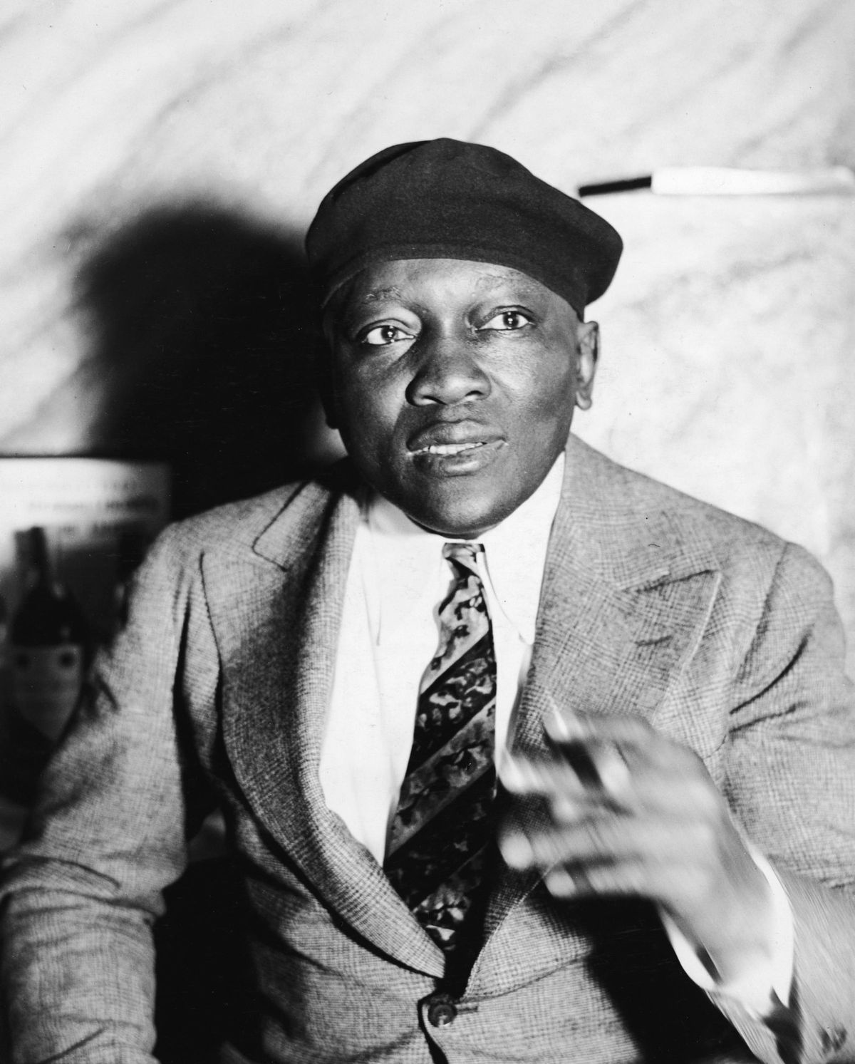 Merced a su lucha contra la discriminación racial, Johnson se convirtió en un verdadero ícono de la raza negra. Años después, su legado continuó con otro negro provocador y rebelde –igual que él–, y que no se cansó de denunciar los abusos que sufrían sus hermanos de color, instándolos a luchar por sus derechos: era Muhammad Ali. Merced a su lucha contra la discriminación racial, Johnson se convirtió en un verdadero ícono de la raza negra. Años después, su legado continuó con otro negro provocador y rebelde –igual que él–, y que no se cansó de denunciar los abusos que sufrían sus hermanos de color, instándolos a luchar por sus derechos: era Muhammad Ali.