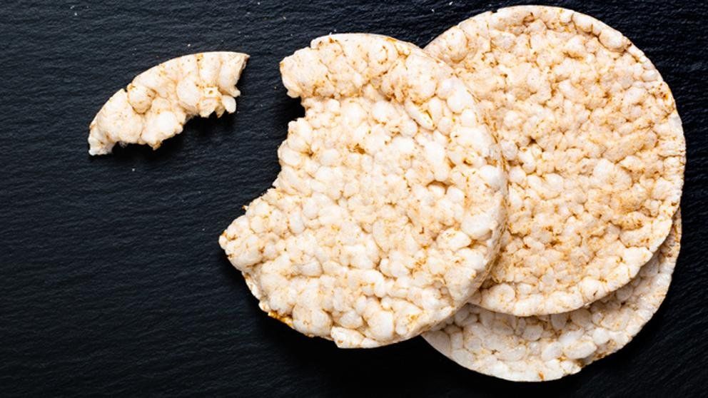 Las galletas de arroz funcionan como las tapas de estos ricos alfajores sin TACC. Las galletas de arroz funcionan como las tapas de estos ricos alfajores sin TACC.