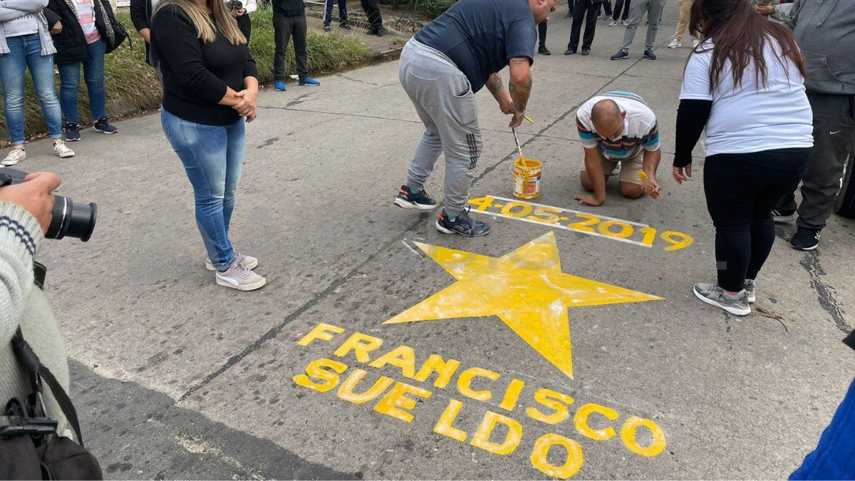 Al cumplirse tres a&ntilde;os de la muerte de Francisco Sueldo, su familia pint&oacute; una estrella amarilla en el lugar de barrio Mar&iacute;a Selva donde ocurri&oacute; el siniestro fatal.