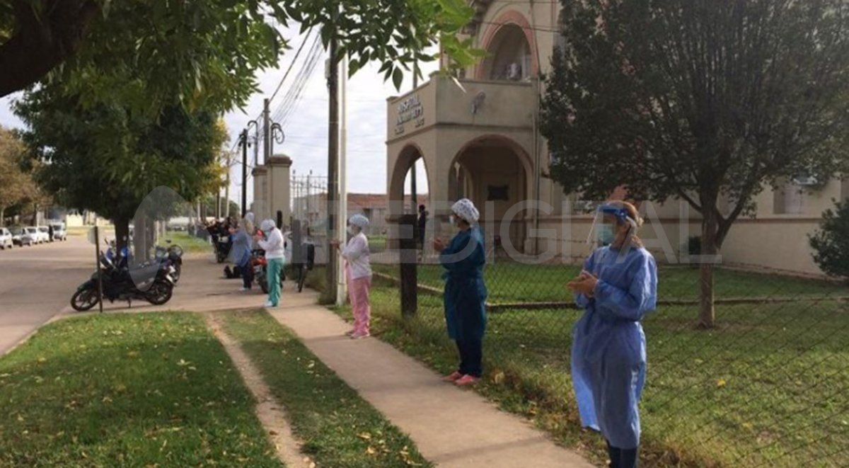 El martes se realizó un abrazo simbólico alrededor del hospital de Gálvez.&nbsp;