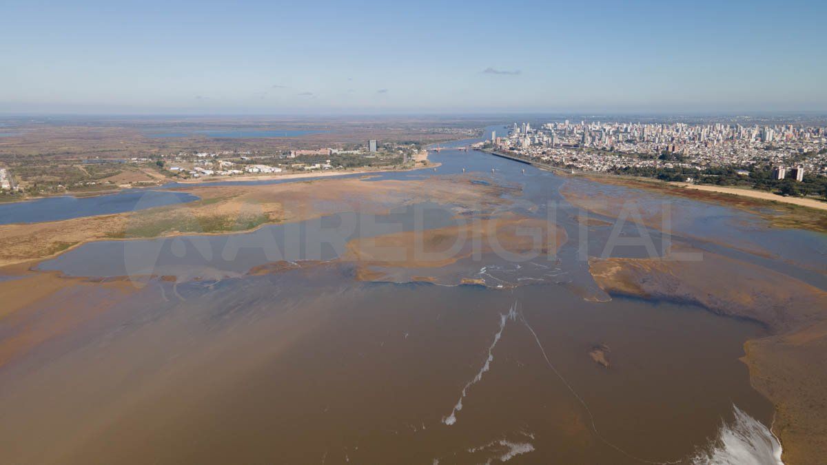 La bajante histórica del río Paraná deja al desnudo gran parte del lecho de la laguna Setúbal.