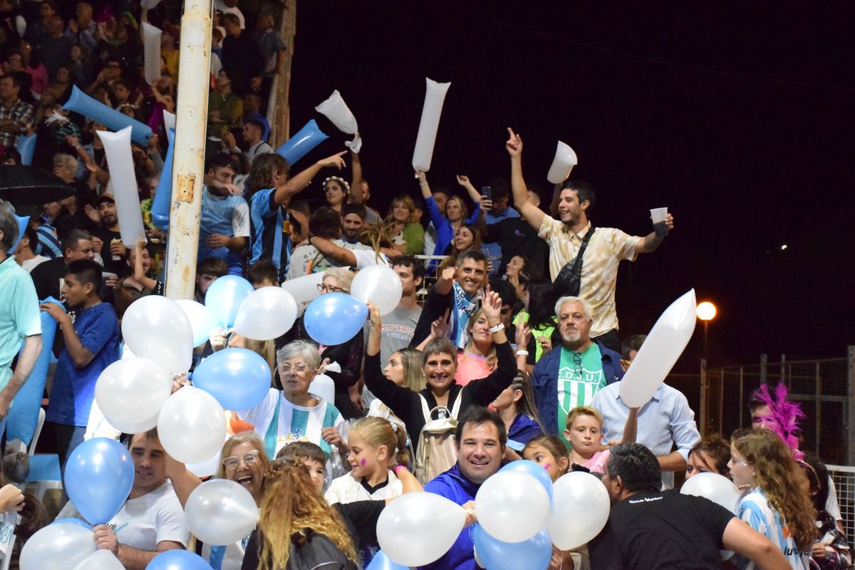 Para el espectáculo que prepara cada comparsa, la presencia y participación del público se volvió indispensable. Para el espectáculo que prepara cada comparsa, la presencia y participación del público se volvió indispensable.