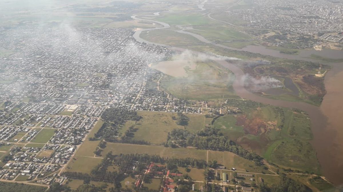 Imagen aérea de los focos ígneos en inmediaciones del río Paraná. 