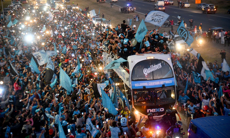 El dramático momento que vivieron los jugadores e hinchas en la caravana de Belgrano en Circunvalación: el video El dramático momento que vivieron los jugadores e hinchas en la caravana de Belgrano en Circunvalación: el video