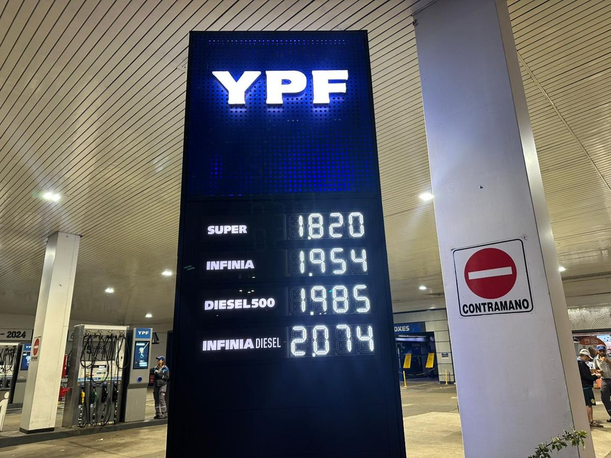 Las pizarras de YPF de Santa Fe reflejan un nuevo aumento de precio en los combustibles.