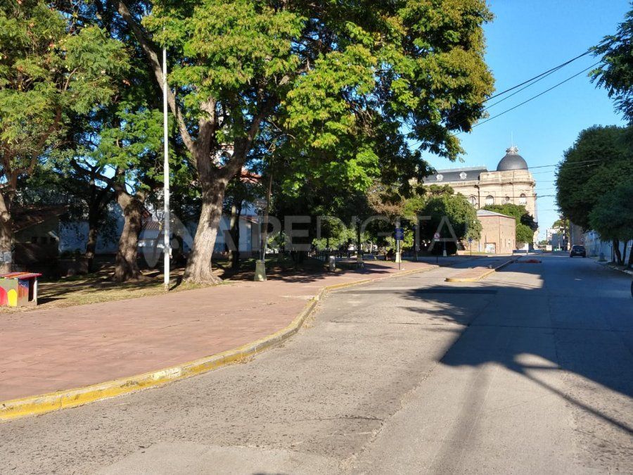 El robo ocurrió alrededor de las 19 en zona del Parque del Sur. La escasa circulación por la cuarentena hizo que los ladrones sean fácilmente divisados por el sereno del anfiteatro. 