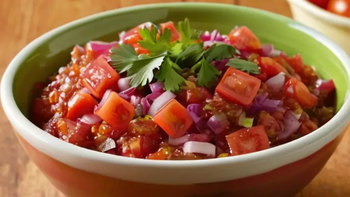 Salsa criolla argentina: la receta perfecta para acompañar tus carnes