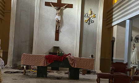 Al menos 50 personas murieron en un tiroteo dentro de una iglesia católica en Nigeria Al menos 50 personas murieron en un tiroteo dentro de una iglesia católica en Nigeria