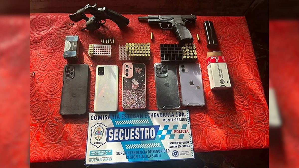 En su poder, se encontraron armas y la moto robada, elementos clave que conectan a los detenidos con el asesinato. En su poder, se encontraron armas y la moto robada, elementos clave que conectan a los detenidos con el asesinato.