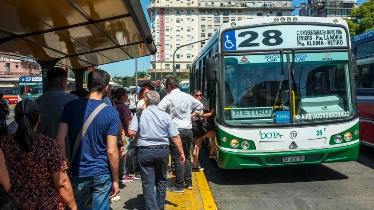 Los choferes de varias líneas definen este miércoles si hay paro de colectivos.