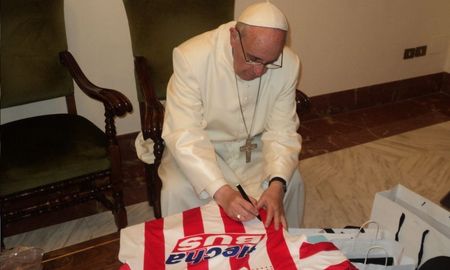 El papa Francisco con la camiseta de Unión. El papa Francisco con la camiseta de Unión.