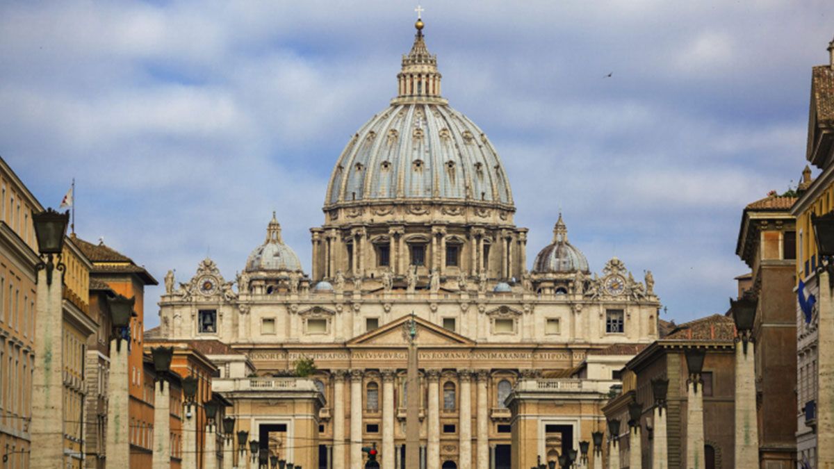 El Vaticano informó que el Sumo Pontífice está bajo tratamiento por una infección respiratoria, con un cuadro de neumonía.